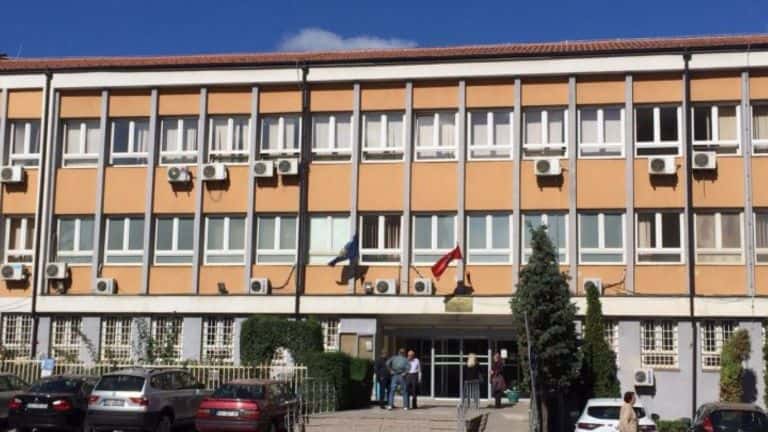 The court imposed a defense order for Arlinda Zekaj, banning Sylaj live to approach a distance of seven feet [2 m] inside the house they lived in.