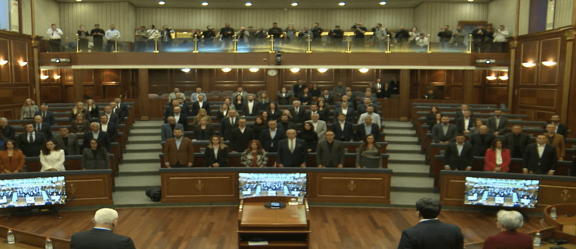 The extraordinary session begins with a minute of silence for Arlinda and the murdered women