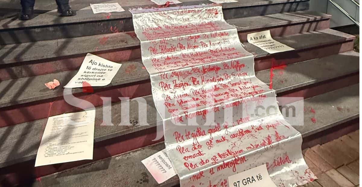 For those who should be alive today ♪ The thrilling messages in the pre-government protest ♪