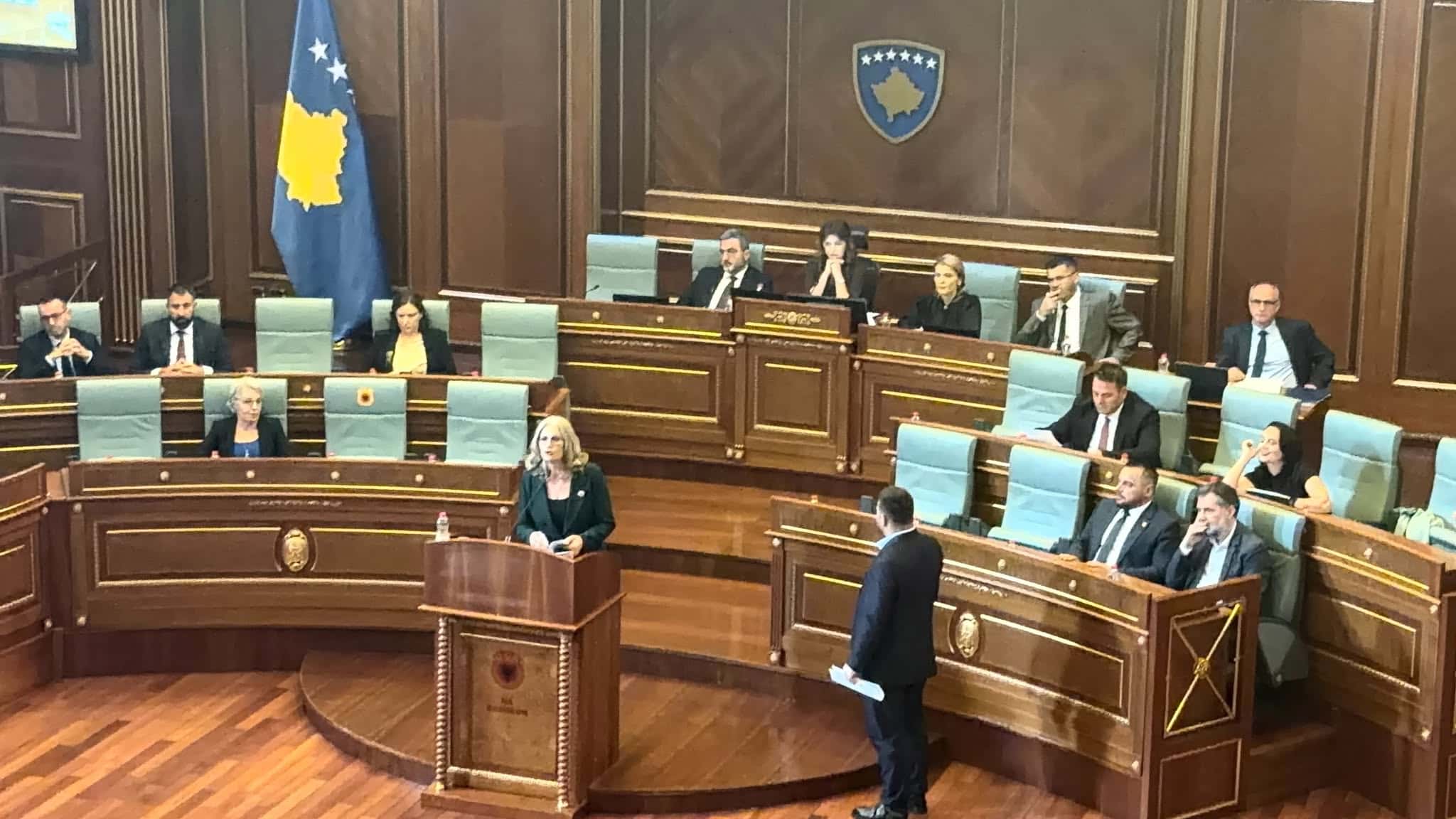 Confrontation in the Kuka, Teuta Haxhiu does not release the speaker after his speech is complete