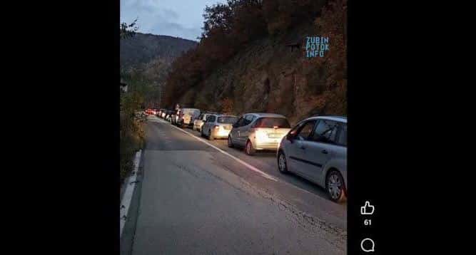 Car column in Brnjak, Serbs from Kosovo to Serbia to vote
