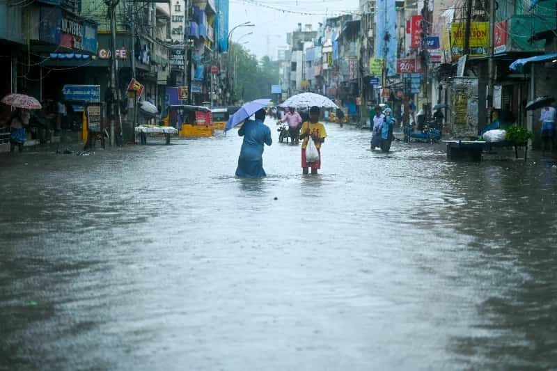 Over 180 thousand people are evacuated to India because of the mighty Cyclone