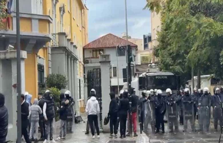 Protest before Albanian Ministry of Education, police on alert