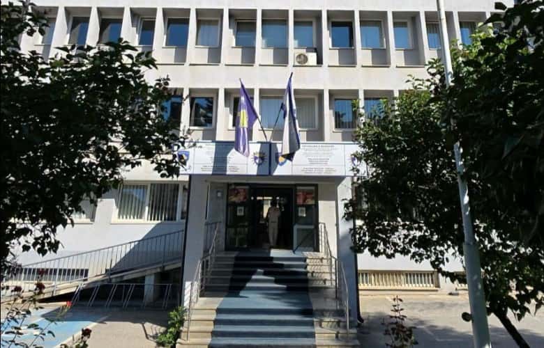 Police prevent a 17-year-old from jumping from underpass to Ferizaj