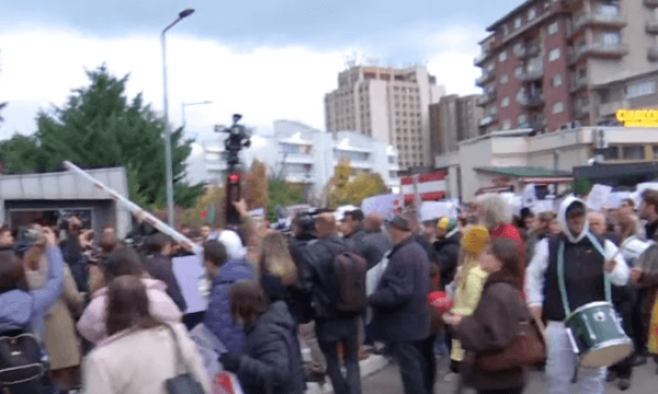 Protesters break horns and enter Justice Ministry Court