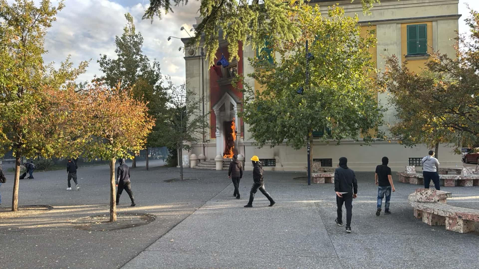 Protest goes out of control, protesters set fire to the Ministry of Agriculture