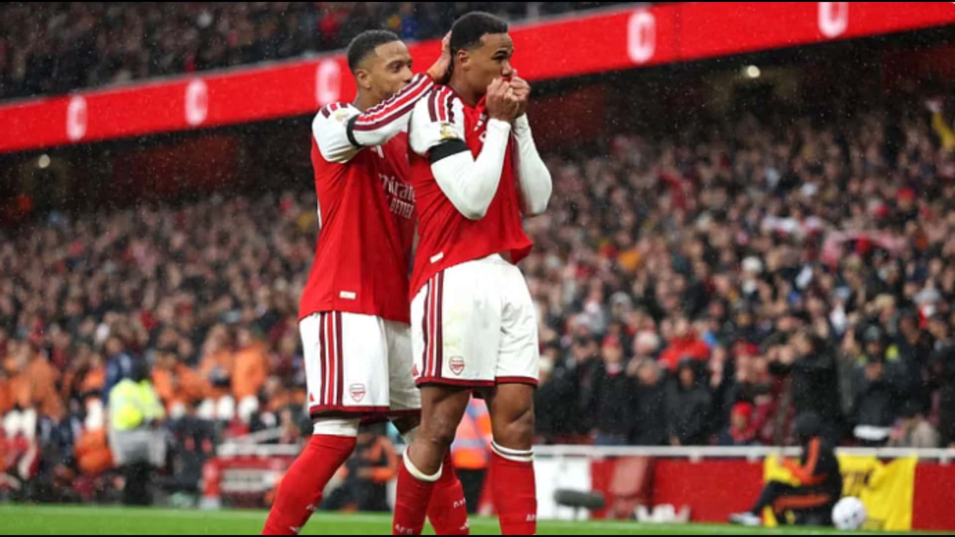 Arsenal defeats Everton and equals Manchester City on top of the table
