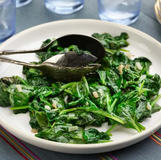 The spinach can help control blood sugar, which is recommended for consumption