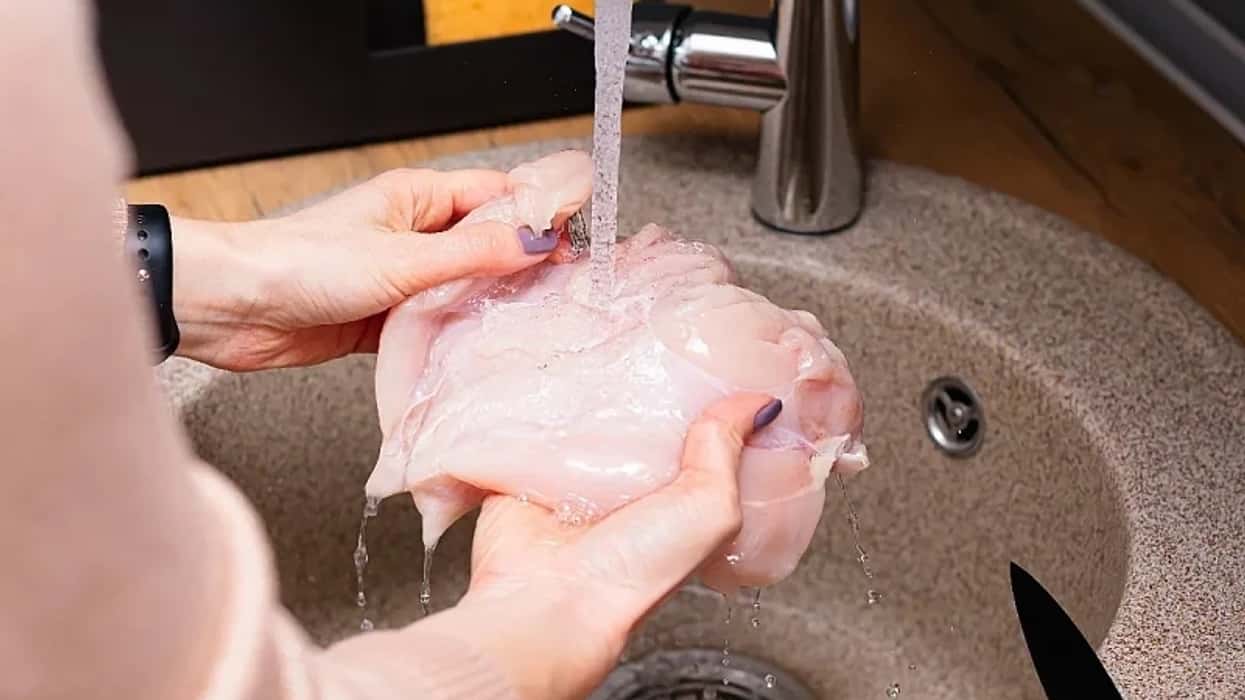 Why shouldn’t you wash chicken, meat, and eggs before cooking? The Errors Many Do