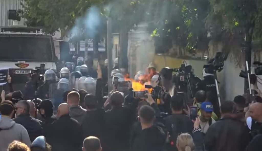 Protests in front of the Ministry of Education, protesters set fire to the garbage bins