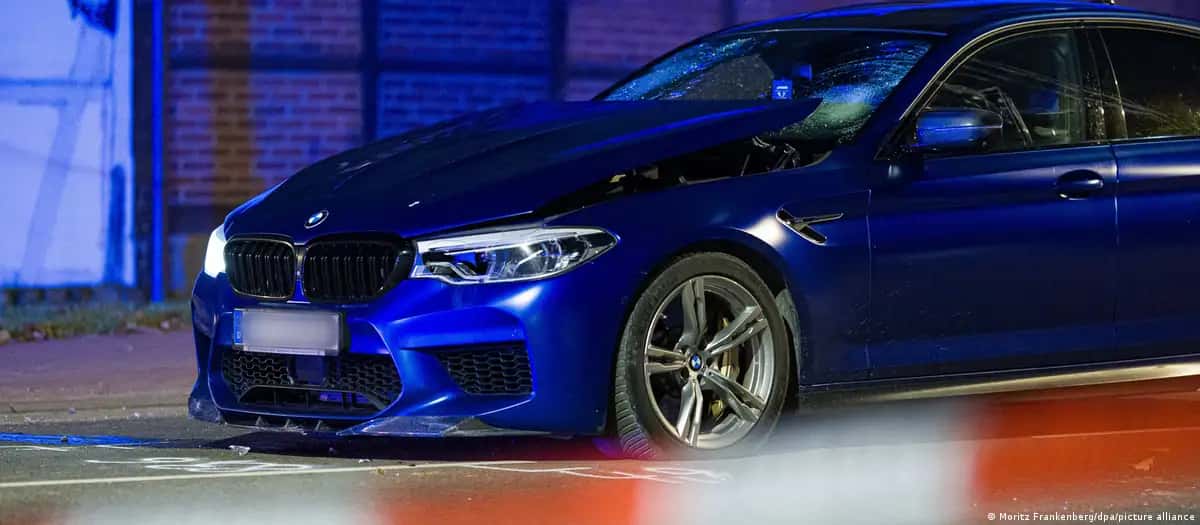 Germany: Car hits group of people, some injured authors on the run
