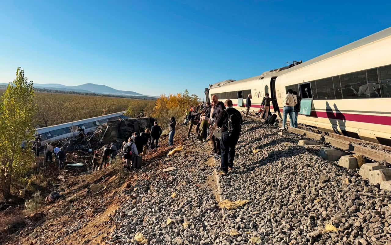 Heavy railway accident in Spain, at least 10 dead and some injured