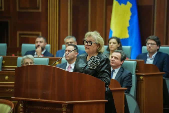 Indecisively, it shows that the President returns the law to the Parliament tomorrow.