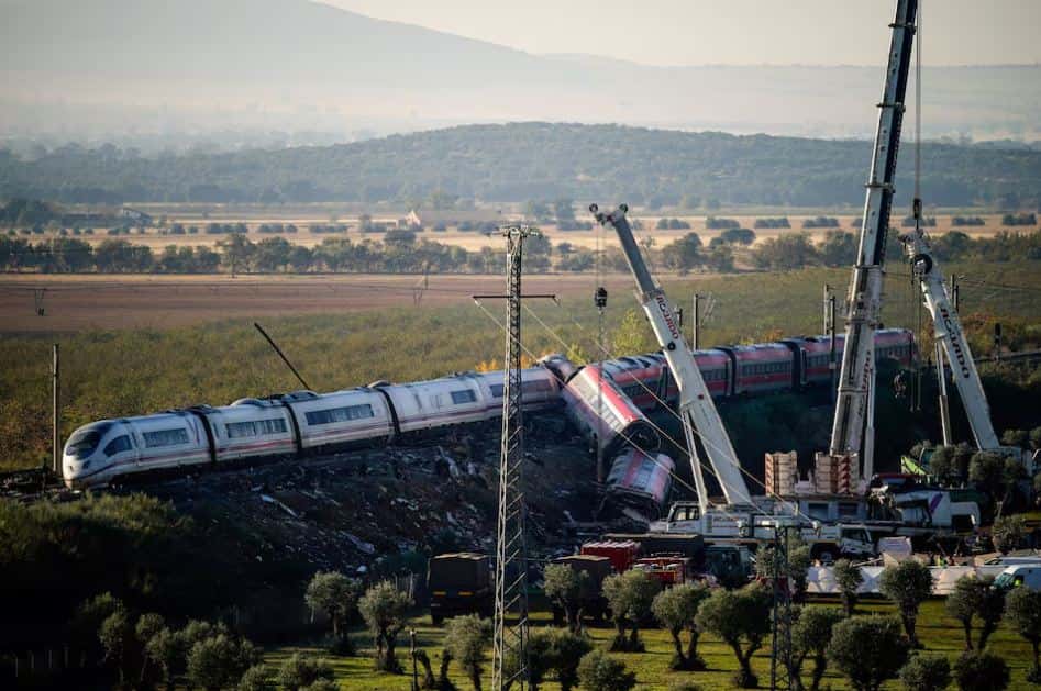 The number of dead from Spain’s railway accident increases in 69, the search for victims continues