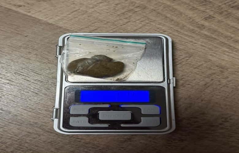 Police a car in Shtime Find suspected narcotics substance