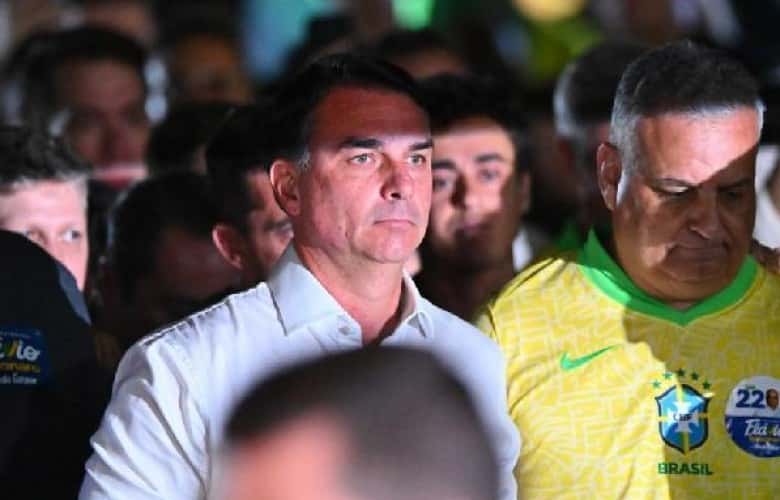 Reuters: Flavius Bolsonaro leaves Brazil, heads towards the United States